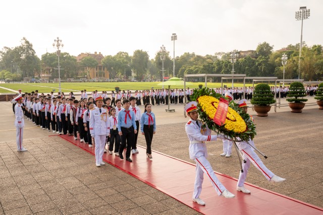 Đoàn đại biểu “Quốc hội trẻ em” vào Lăng viếng Chủ tịch Hồ Chí Minh