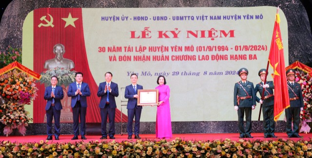 Phó Chủ tịch Quốc hội Nguyễn Thị Thanh trao Huân chương Lao động hạng Ba cho huyện Yên Mô, Ninh Bình