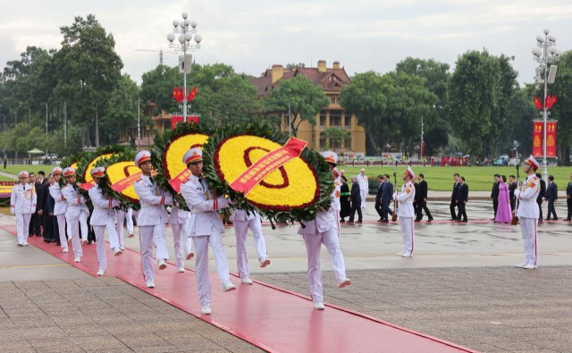 Lãnh đạo Đảng, Nhà nước vào Lăng viếng Chủ tịch Hồ Chí Minh và tưởng niệm các Anh hùng liệt sĩ nhân dịp Quốc khánh 02/9