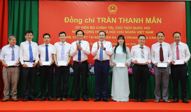 Chủ tịch Quốc hội Trần Thanh Mẫn thăm và làm việc với Bệnh viện Đa khoa Trung ương Cần Thơ