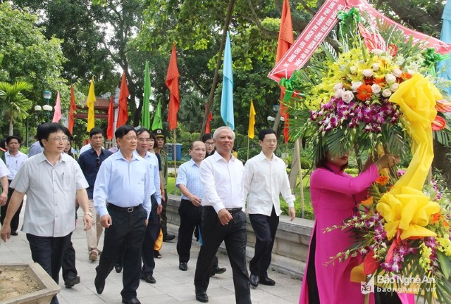 PHÓ CHỦ TỊCH QUỐC HỘI UÔNG CHU LƯU DÂNG HOA, DÂNG HƯƠNG TẠI KHU DI TÍCH KIM LIÊN