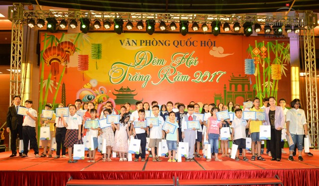 Chủ tịch Quốc hội Nguyễn Thị Kim Ngân dự chương trình “Đêm hội trăng rằm 2017”