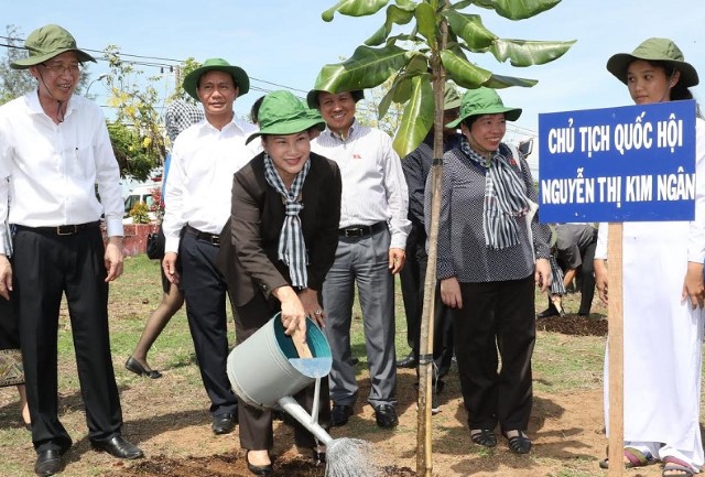 Các đại biểu tham dự Hội nghị chuyên đề IPU khu vực châu Á- Thái Bình Dương về ứng phó với biến đổi khí hậu trồng cây tại Công viên văn hóa Rừng Sác