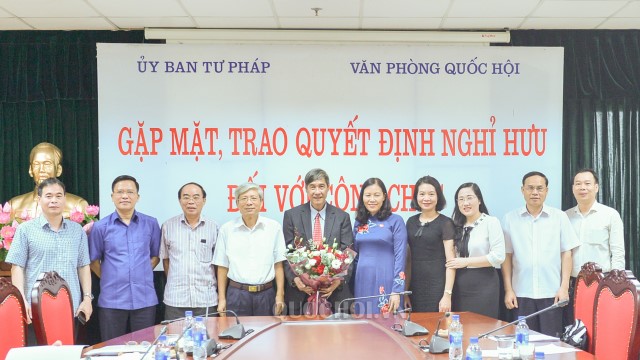 MỘT SỐ HÌNH ẢNH TẠI BUỔI GẶP MẶT, TRAO QUYẾT ĐỊNH NGHỈ HƯU HƯỞNG CHẾ ĐỘ BẢO HIỂM ĐỐI VỚI CÔNG CHỨC CỦA VĂN PHÒNG QUỐC HỘI