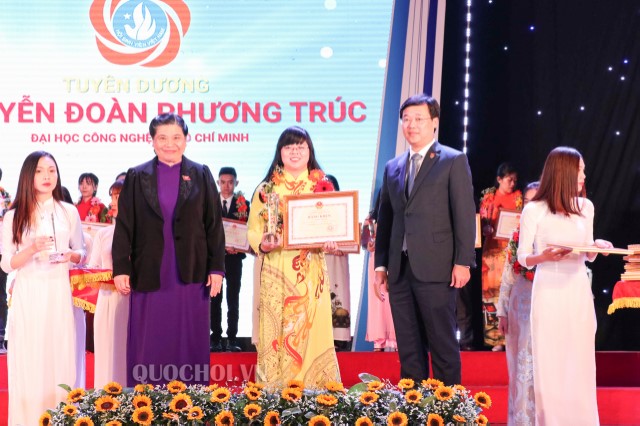 PHÓ CHỦ TỊCH THƯỜNG TRỰC QUỐC HỘI TÒNG THỊ PHÓNG DỰ CHƯƠNG TRÌNH TUYÊN DƯƠNG “SINH VIÊN 5 TỐT” CẤP TRUNG ƯƠNG