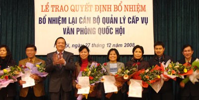 VPQH trao quyết định bổ nhiệm và bổ nhiệm lại cán bộ quản lý cấp Vụ