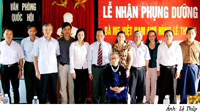 Văn phòng Quốc hội tổ chức Lễ nhận phụng dưỡng mẹ Việt Nam anh hùng Lê Thị Thị