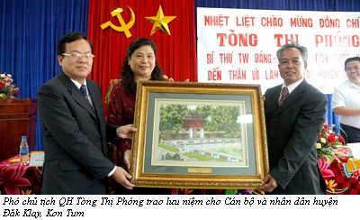 Phó chủ tịch QH Tòng Thị Phóng thăm và làm việc tại huyện Đăk Glei, Kon Tum