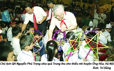 Chủ tịch QH Nguyễn Phú Trọng đón Tết Trung thu cùng thiếu nhi huyện Ứng Hòa (Hà Nội)