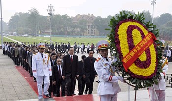 Đoàn đại biểu VPQH vào viếng Lăng, dâng hương, và báo công với Chủ tịch Hồ Chí Minh