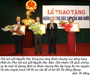 Trao tặng và truy tặng các đồng chí lãnh đạo QH, các cơ quan của QH Huân chương bậc cao