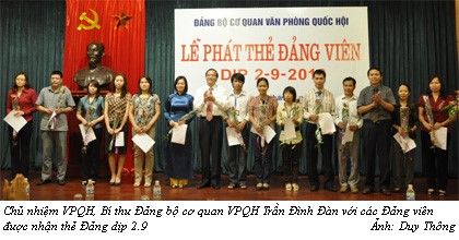 Đảng bộ cơ quan VPQH tổ chức lễ phát thẻ đảng viên