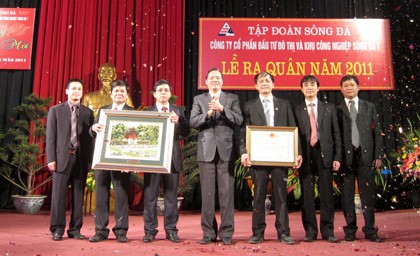 Chủ nhiệm VPQH Trần Đình Đàn dự Lễ ra quân năm 2011 của Công ty cổ phần đầu tư đô thị và khu công nghiệp Sông Đà 7