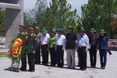 Văn phòng Quốc hội thăm và tặng quà Mẹ Việt Nam anh hùng, dâng hương viếng nghĩa trang liệt sỹ