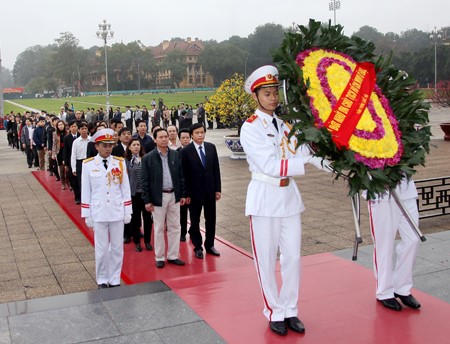 Đoàn đại biểu Văn phòng Quốc hội viếng Lăng, báo công với Chủ tịch Hồ Chí Minh và thắp hương tại Nghĩa trang Mai Dịch, Hà Nội