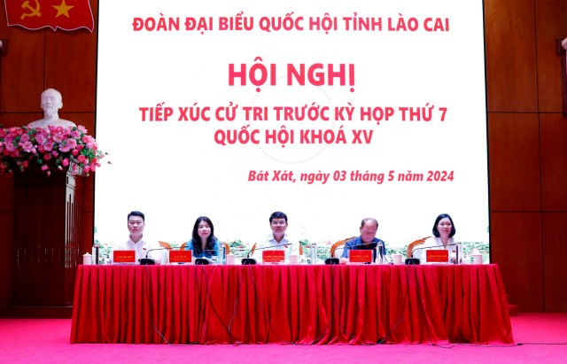 ĐOÀN ĐBQH TỈNH LÀO CAI TIẾP XÚC CỬ TRI TẠI HUYỆN BÁT XÁT