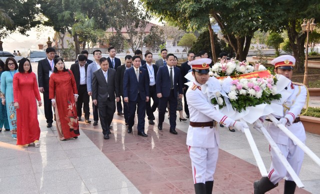 TỔNG THƯ KÝ QUỐC HỘI, CHỦ NHIỆM VĂN PHÒNG QUỐC HỘI BÙI VĂN CƯỜNG DÂNG HƯƠNG TẠI TƯỢNG ĐÀI LIÊN MINH CHIẾN ĐẤU LÀO - VIỆT NAM OUDOMXAY, LÀO