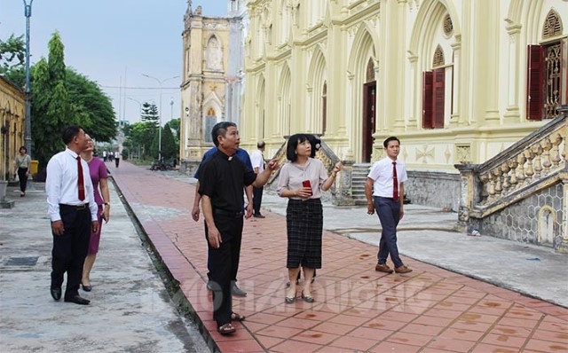 ĐOÀN ĐBQH TỈNH HẢI DƯƠNG GIÁM SÁT VIỆC THỰC HIỆN CHÍNH SÁCH, PHÁP LUẬT VỀ TÍN NGƯỠNG, TÔN GIÁO TẠI HUYỆN BÌNH GIANG