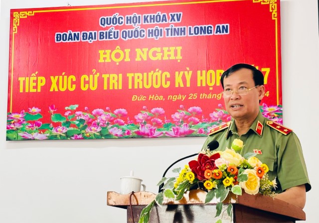 CHỦ NHIỆM ỦY BAN QUỐC PHÒNG VÀ AN NINH LÊ TẤN TỚI TIẾP XÚC CỬ TRI TẠI HAI HUYỆN BẾN LỨC VÀ ĐỨC HÒA, LONG AN