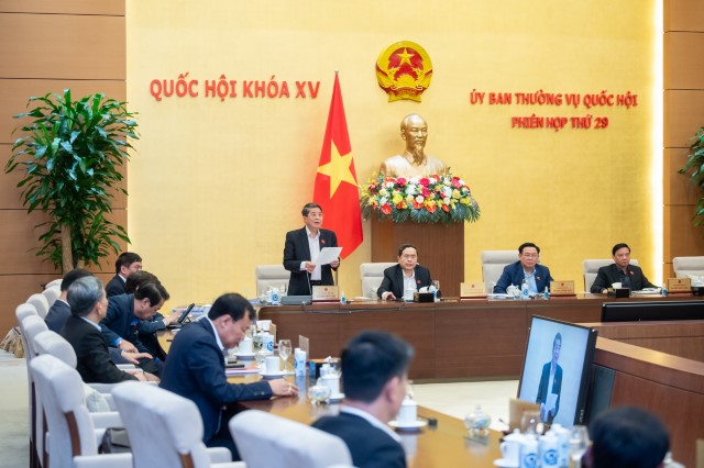 ỦY BAN THƯỜNG VỤ QUỐC HỘI XEM XÉT VIỆC GIẢI THÍCH QUY ĐỊNH TẠI KHOẢN 1 ĐIỀU 6 LUẬT ĐẦU TƯ CÔNG