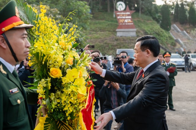 CHỦ TỊCH QUỐC HỘI VƯƠNG ĐÌNH HUỆ DÂNG HƯƠNG TẠI NHÀ TƯỞNG NIỆM CHỦ TỊCH HỒ CHÍ MINH TẠI ATK ĐỊNH HÓA, THÁI NGUYÊN