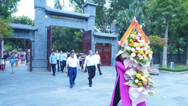 PHÓ CHỦ TỊCH QUỐC HỘI NGUYỄN ĐỨC HẢI DÂNG HOA, DÂNG HƯƠNG TẠI KHU DI TÍCH KIM LIÊN VÀ KHU DI TÍCH LỊCH SỬ TRUÔNG BỒN