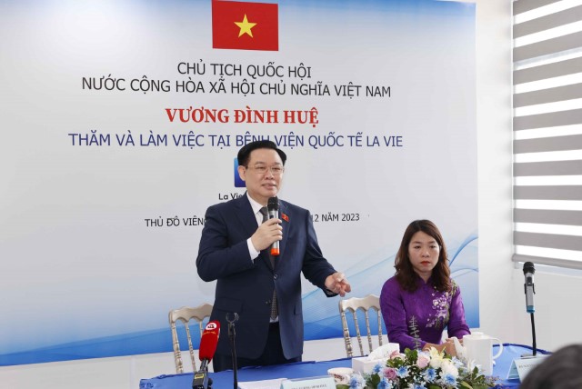 CHỦ TỊCH QUỐC HỘI VƯƠNG ĐÌNH HUỆ THĂM BỆNH VIỆN QUỐC TẾ LA VIE TẠI LÀO