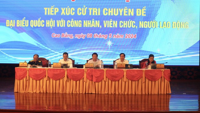 ĐOÀN ĐBQH TỈNH CAO BẰNG TIẾP XÚC CỬ TRI CHUYÊN ĐỀ VỚI CÔNG NHÂN, VIÊN CHỨC, NGƯỜI LAO ĐỘNG