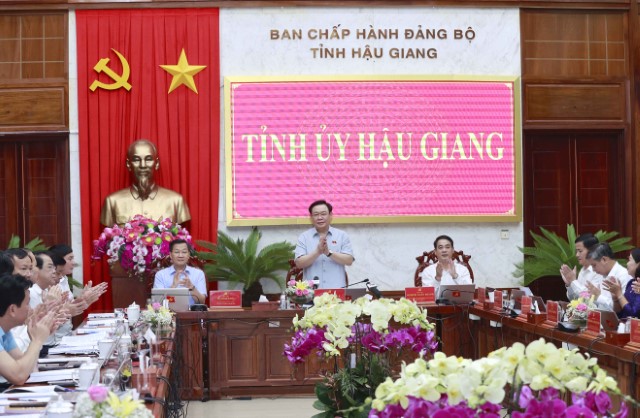 CHỦ TỊCH QUỐC HỘI LÀM VIỆC VỚI BAN THƯỜNG VỤ TỈNH ỦY HẬU GIANG