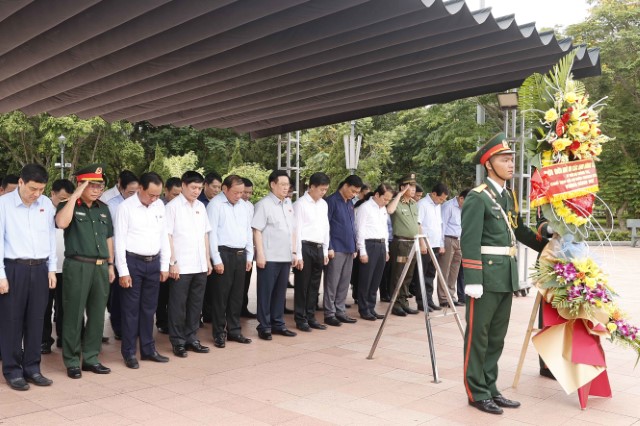 CHỦ TỊCH QUỐC HỘI TƯỞNG NHỚ CÁC ANH HÙNG LIỆT SĨ TẠI QUẢNG TRỊ