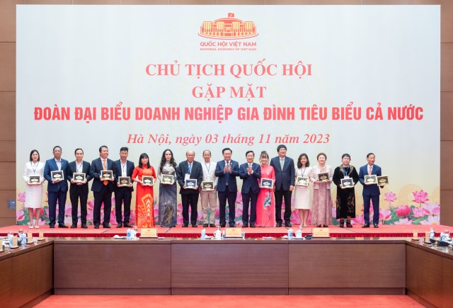 CHỦ TỊCH QUỐC HỘI VƯƠNG ĐÌNH HUỆ GẶP MẶT ĐOÀN ĐẠI BIỂU DOANH NGHIỆP GIA ĐÌNH TIÊU BIỂU CẢ NƯỚC