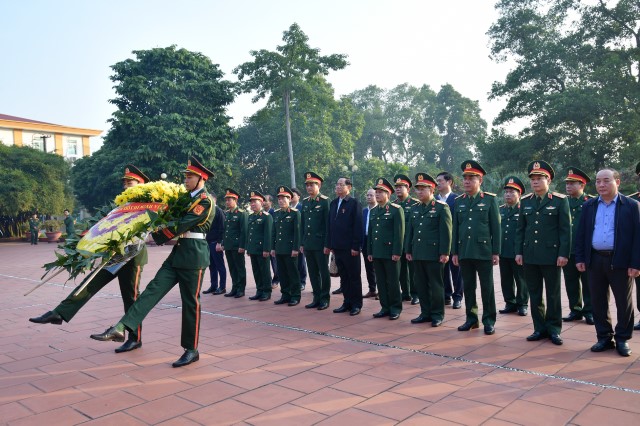 PHÓ CHỦ TỊCH QUỐC HỘI TRẦN QUANG PHƯƠNG DÂNG HOA, DÂNG HƯƠNG TƯỞNG NIỆM CHỦ TỊCH HỒ CHÍ MINH TẠI QUÂN KHU 2