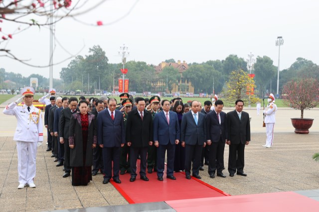 LÃNH ĐẠO ĐẢNG, NHÀ NƯỚC VÀO LĂNG VIẾNG CHỦ TỊCH HỒ CHÍ MINH NHÂN DỊP TẾT NGUYÊN ĐÁN