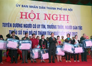 Phó Chủ tịch Quốc hội Đỗ Bá Tỵ dự Hội nghị tuyên dương người dân tộc thiểu số Thủ đô có thành tích xuất sắc 2017