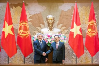 Chủ tịch Quốc hội Trần Thanh Mẫn hội kiến Thủ tướng Cộng hoà Kyrgyzstan