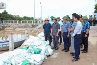 Phó Chủ tịch Quốc hội Nguyễn Khắc Định thăm và tặng quà đồng bào bị thiệt hại do bão số 3 tại tỉnh Thái Bình