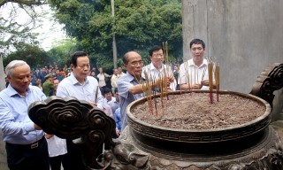 CÁC ĐỒNG CHÍ LÃNH ĐẠO QUỐC HỘI, CHÍNH PHỦ DÂNG HƯƠNG TƯỞNG NIỆM CÁC VUA HÙNG