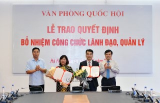 PHÓ CHỦ NHIỆM VĂN PHÒNG QUỐC HỘI NGUYỄN MẠNH HÙNG TRAO QUYẾT ĐỊNH BỔ NHIỆM CÔNG CHỨC LÃNH ĐẠO, QUẢN LÝ THUỘC VĂN PHÒNG QUỐC HỘI