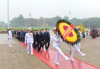 ĐOÀN ĐẠI BIỂU VĂN PHÒNG QUỐC HỘI VÀO LĂNG VIẾNG CHỦ TỊCH HỒ CHÍ MINH, DÂNG HƯƠNG VÀ BÁO CÔNG BÁC