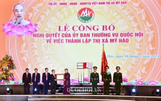 HÌNH ẢNH PHÓ CHỦ TỊCH THƯỜNG TRỰC QUỐC HỘI TÒNG THỊ PHÓNG DỰ LỄ CÔNG BỐ THÀNH LẬP THỊ XÃ MỸ HÀO, TỈNH HƯNG YÊN