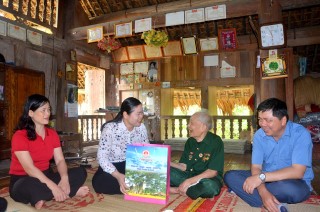 PHÓ TRƯỞNG ĐOÀN ĐBQH TỈNH TUYÊN QUANG THĂM, TẶNG QUÀ CHIẾN SỸ ĐIỆN BIÊN, THANH NIÊN XUNG PHONG TẠI HUYỆN CHIÊM HOÁ