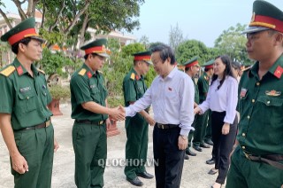 PHÓ CHỦ TỊCH QUỐC HỘI PHÙNG QUỐC HIỂN THĂM LỰC LƯỢNG VŨ TRANG HUYỆN ĐẢO LÝ SƠN