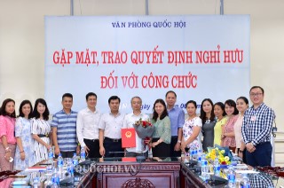 TRAO QUYẾT ĐỊNH NGHỈ CHẾ ĐỘ ĐỐI VỚI PHÓ VỤ TRƯỞNG TRẦN XUÂN BẰNG