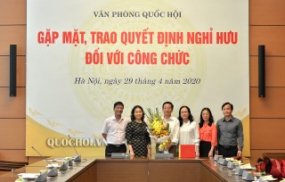 TRAO QUYẾT ĐỊNH NGHỈ HƯU HƯỞNG CHẾ ĐỘ BẢO HIỂM XÃ HỘI ĐỐI VỚI CÔNG CHỨC CỦA VĂN PHÒNG QUỐC HỘI