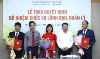 VIỆN NGHIÊN CỨU LẬP PHÁP TRAO QUYẾT ĐỊNH BỔ NHIỆM CÁN BỘ LÃNH ĐẠO, QUẢN LÝ CẤP VỤ