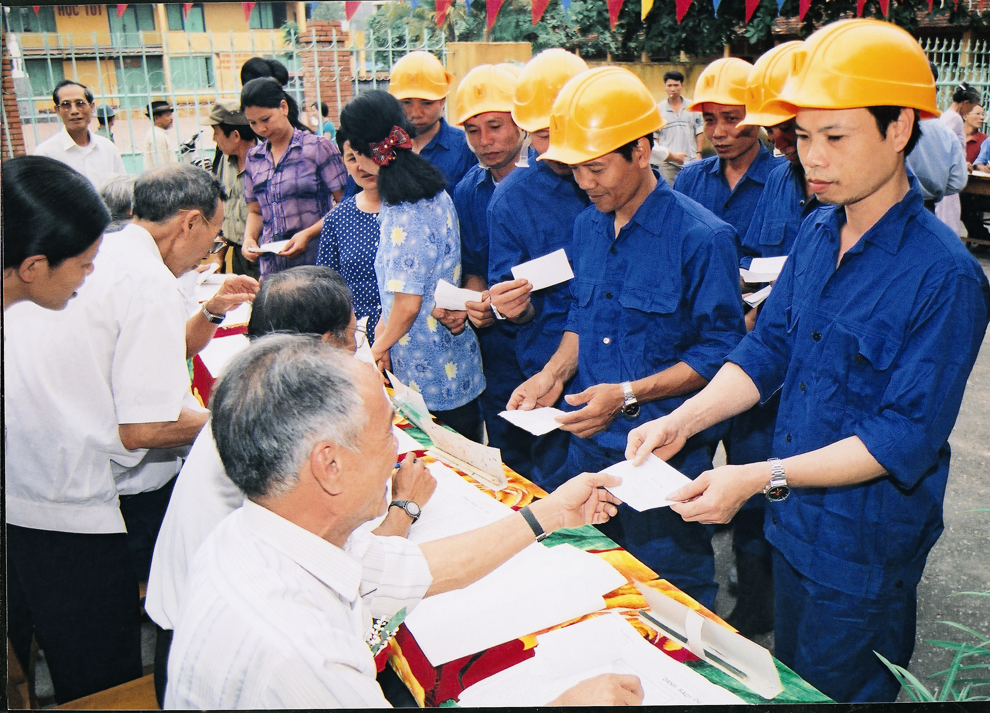 Công nhân mỏ than Hà Lầm, tỉnh Quảng Ninh nhận phiếu bầu cử đại biểu Quốc hội khóa XI, ngày 19-5-2002