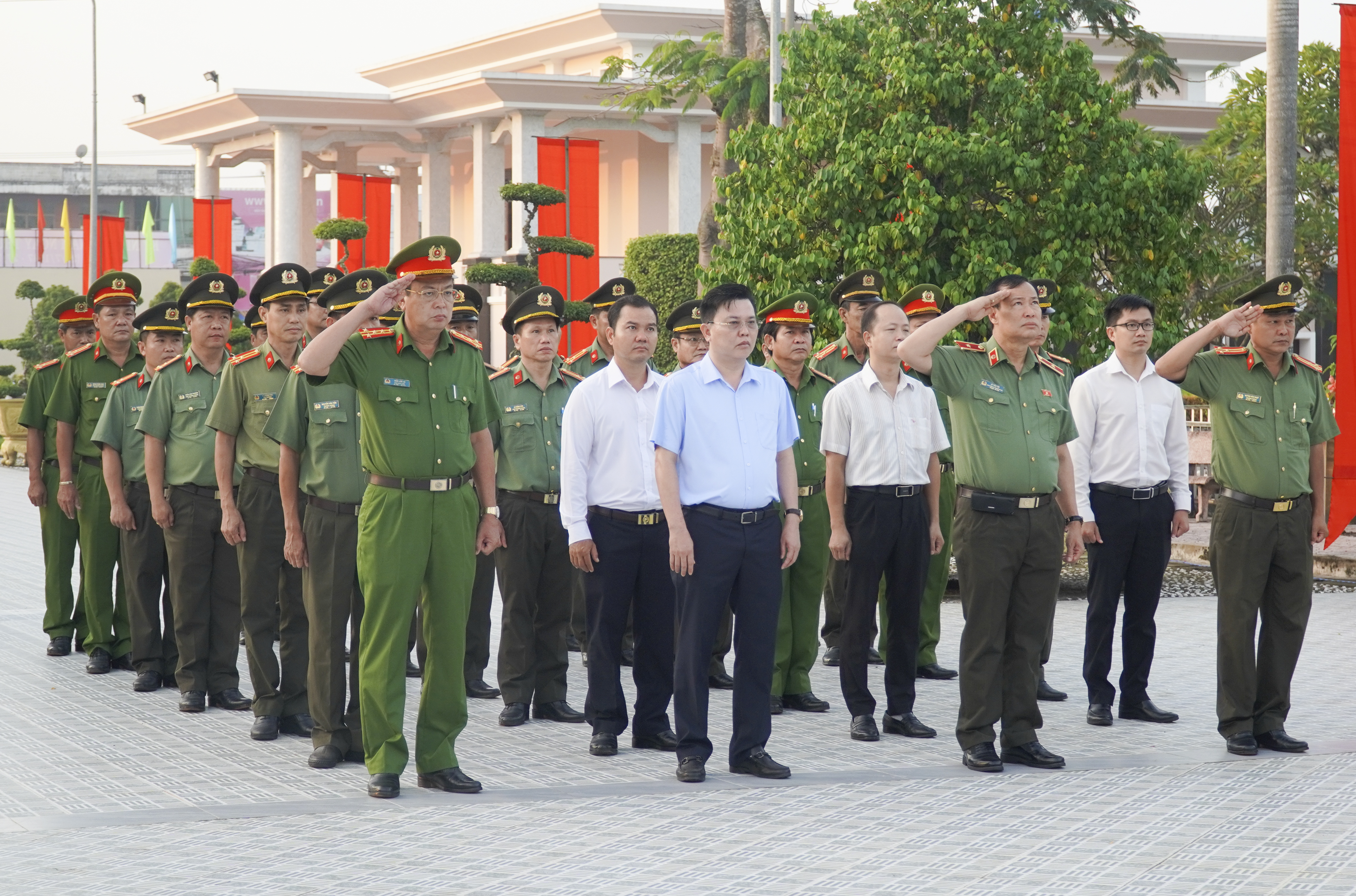 CHỦ NHIỆM ỦY BAN QUỐC PHÒNG VÀ AN NINH DÂNG HƯƠNG CÁC LIỆT SĨ, TẶNG QUÀ CÁC GIA ĐÌNH CHÍNH SÁCH, HỘ NGHÈO TẠI LONG AN