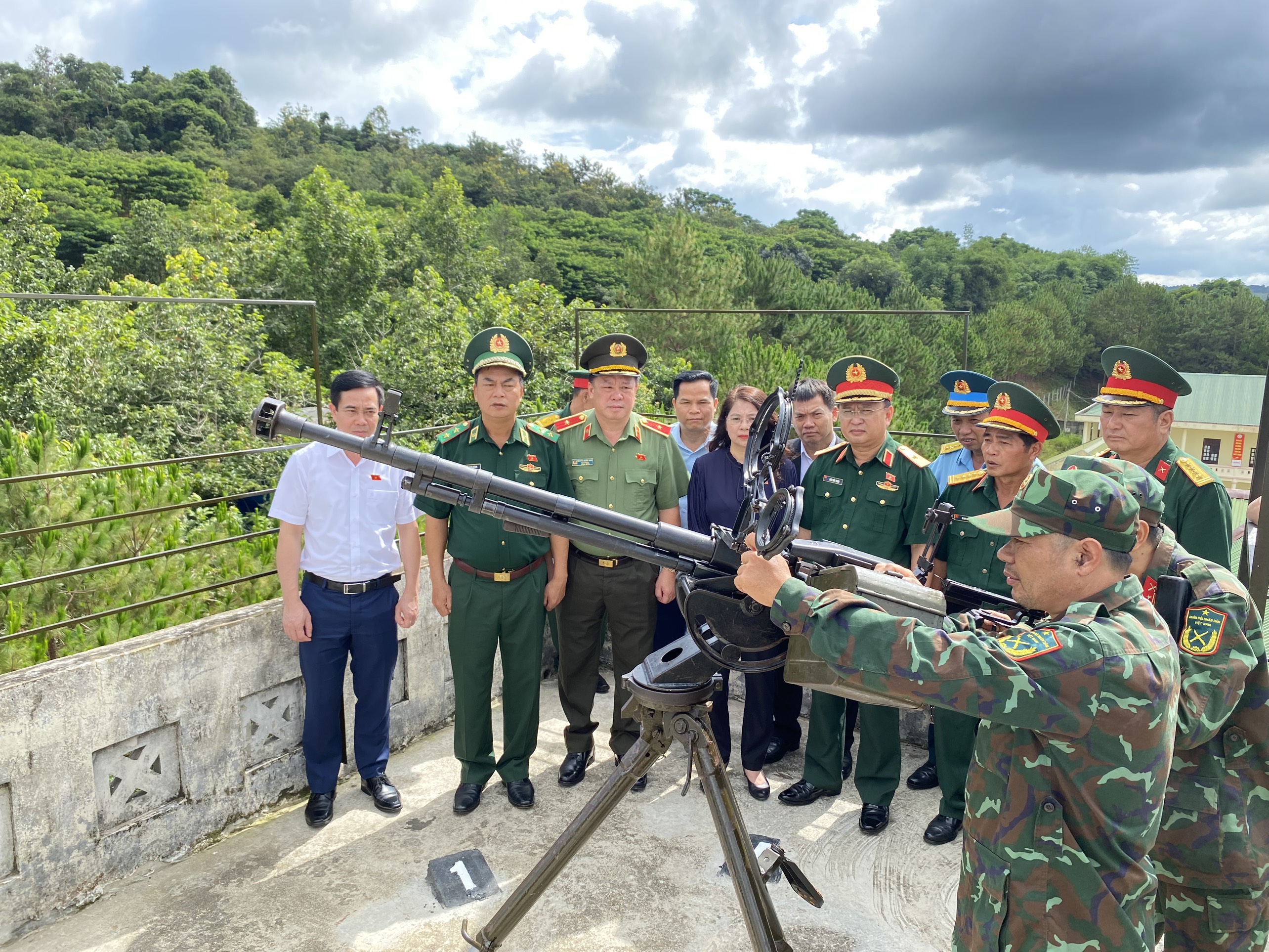 ỦY BAN QUỐC PHÒNG VÀ AN NINH KHẢO SÁT CÔNG TÁC PHÒNG KHÔNG NHÂN DÂN TẠI THÀNH PHỐ GIA NGHĨA, TỈNH ĐẮK NÔNG